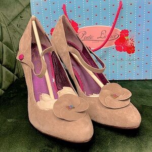 POETIC LICENSE. Collectors Item pump. Size 10 USA/ 41 EUR. NEW in Box. Grey